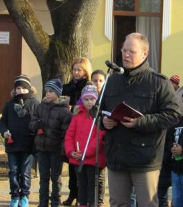 ADVENT HARMADIK VASÁRNAPJA A községi adventi koszorú harmadik gyertyagyújtása alkalmával Egri-Nyári Barnabás iskolalelkész osztotta meg igei gondolatait, a 4.a. és 4.b. osztály ünnepi műsorral készült.