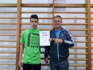 ARANYJELVÉNYES ATLÉTA JUHÁSZ FERENC Iskolánk 7.osztályos tanulójának a Magyar Atlétika Szövetség a kiemelkedő teljesítményéért oklevelet és pólót ajándékozott! Testnevelője, edzője: Oroszi István