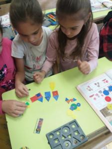 Az 1. osztályosok matematika órai kalandozása, a logikai lapok birodalmában.