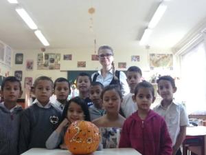 A 2. és a 4. osztályos tanulók Judit tanító nénivel tököt díszítettek, festettek technika órán.