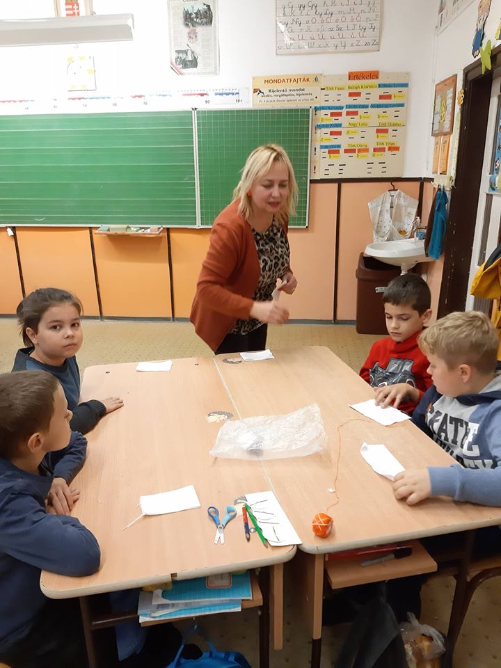 A mai nap folyamán nyílt napot tartottunk a 3.osztályban. Első órában Bodnárné Bacsó Ibolya tanítónéni játékos matematika órát tartott. 1000-es számkörben csoportmunkában dolgoztak a tanulók. A második órában Végh Marianna tanítónéni segítségével tec