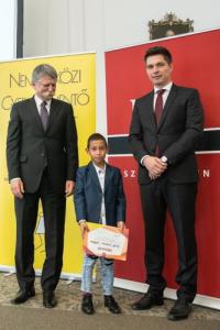 Iskolánk két 2. osztályos tanulója, Bódi Tamás Miklós és Tóth Dominik Bence ösztöndíj pályázatát fogadta el az MKB Bank és a Nemzetközi Gyermekmentő Szolgálat jóvoltából. Diákjaink Budapestre utaztak, ahol ünnepélyes keretek között vehették át kitűnő