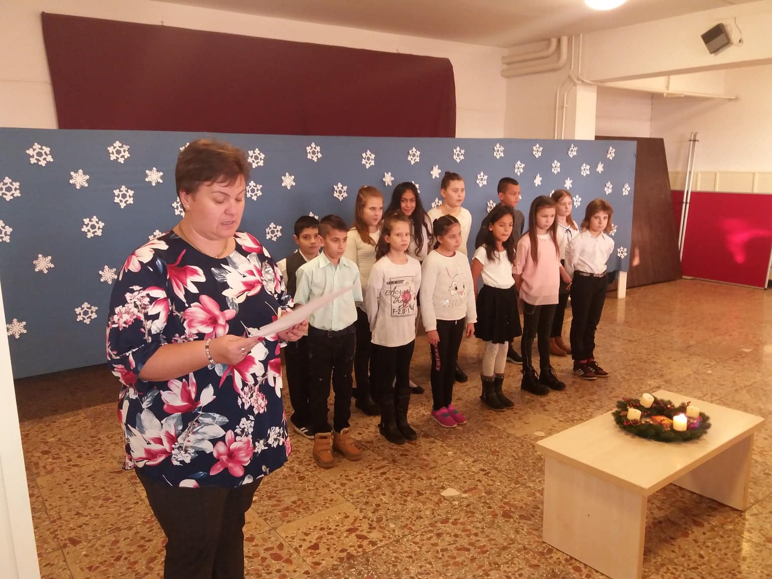 Advent első vasárnapja december 1-én lesz. A negyedik osztályosok verssel hozták elénk a gyertyagyújtást és a várakozás örömét. Felkészítőjük osztályfőnökük volt, Tolnai Ilona.