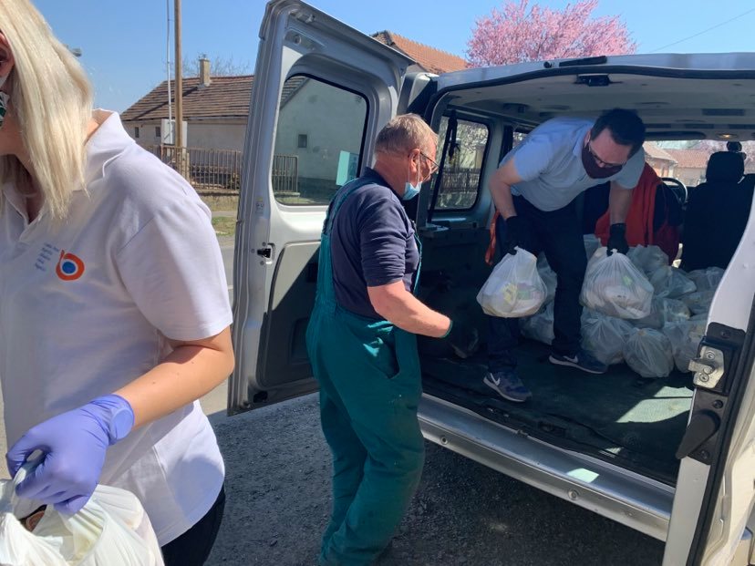 Ma a Baptista Szeretetszolgálat 30 nyírbogdányi családnak élelmiszer adományt juttatott. Lisovszki Tamás Polgármester Úr segítségével, az önkormányzat kisbuszával házhoz szállítottuk a csomagokat. Köszönjük a családok nevében!