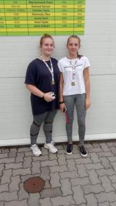 ARANYÉRMES LÁNYOK!         Iskolánk tanulói, Fehér Szonja és Csajbók Anett a Nyíregyházi Sportegyesület színeiben ORSZÁGOS BAJNOKOK lettek!  Székesfehérváron  az Országos Atlétikai Csapatbajnokságon diszkoszvetésben érték el ezt 
