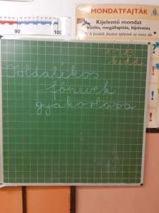 Napi szösszenet iskolánk életéből Nagyon frappánsan dolgozott a 4.osztály nyelvtanórán Ibolya tanítónő vezetésével...