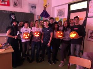Halloween a 8. osztályban faragás,tánc,ének,csapatmunka...