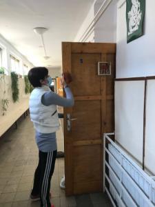 Iskolánkban az őszi szünet első napjai sem teltek tétlenül. Elkezdődtek a munkálatok az iskolarádió megvalósítása felé, sőt, kedden délután meg is szólaltak a már meglévő hangszórók. A könyvtár rendezése is megvalósult, illetve a tornaterem folyosójá