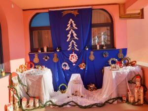 MIKULÁS és ADVENT a Községi Óvodában  Köszönjük azoknak a Szülőknek és Gyerekeknek a munkáját, akik hozzájárultak az ADVENTI ajtó és asztaldísz készítéséhez! MÉHECSKE csoport: Mádi Roland, Mitró Szabolcs, Vadászi Alexa, Vadászi Ferenc. KATICA csoport