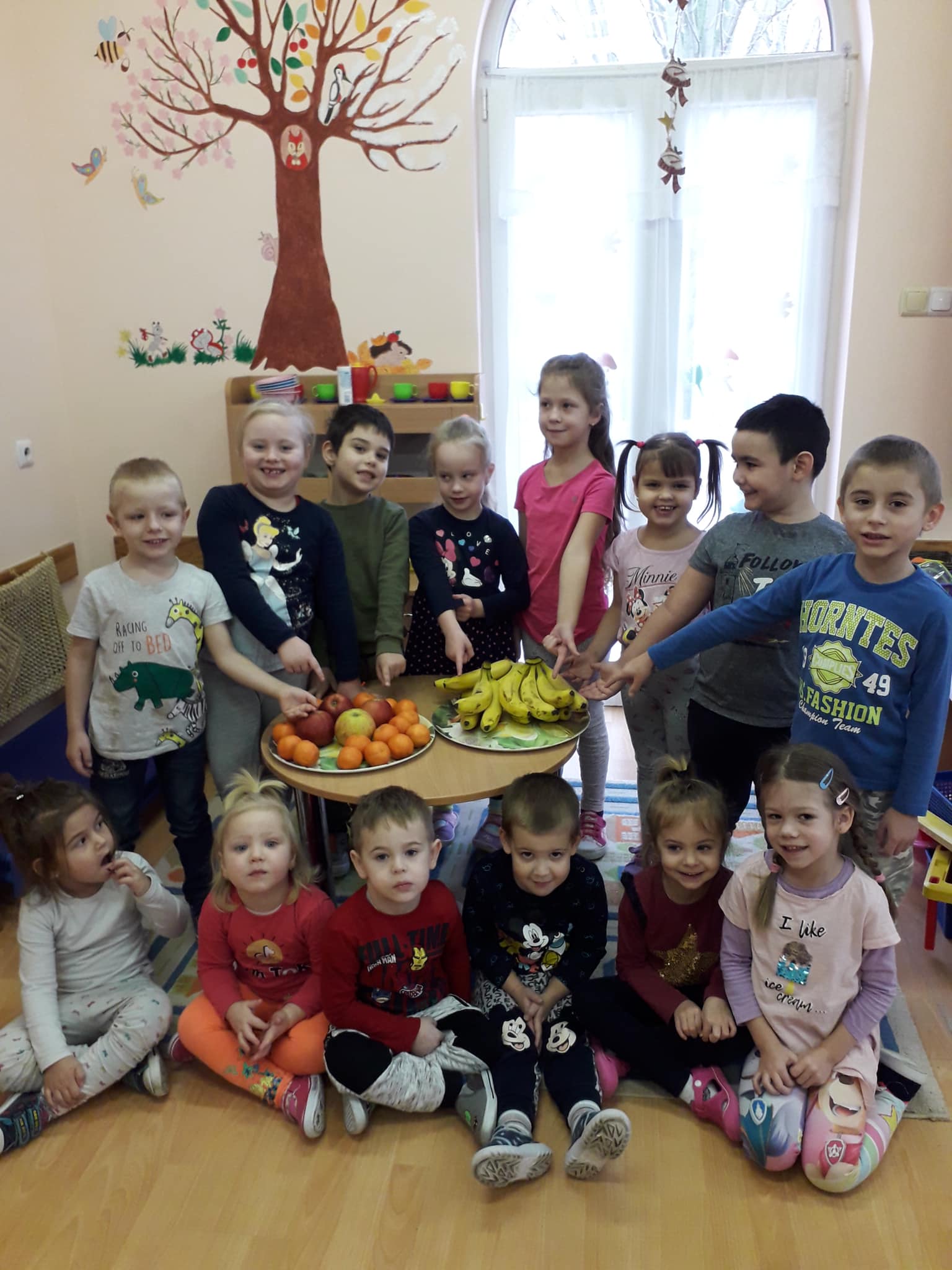 Nagyon szépen köszönik a Katica csoportos gyerekek a sok gyümölcsöt, Bómné Sinka Ildikó szülőnek. Örömmel fogyasztottak el.