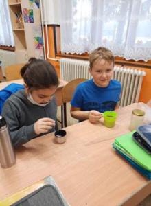 Ebben a hideg időben egy kis melegséget vittünk a 4.osztály életébe. A tea nagyon finom volt, a gyerekek nagyon élvezték, hogy saját maguk készíthették el a meleg italokat.