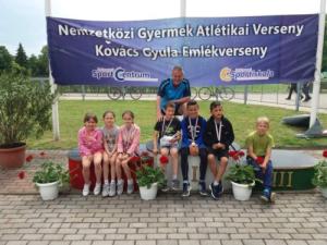 Nemzetközi Gyermek Atlétika Verseny Iskolánk alsótagozatos tanulói Debrecenben vettek részt egy nagyszabású atlétika versenyen. 2 aranyérem mellett 5 bronzérmet is szereztünk az U10-es és az U12-esek között! Eredmények: 1. hely: Lász
