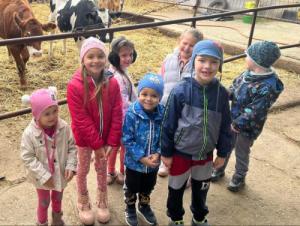 Szarvasmarha farmra látogattak a Csigabiga csoportos gyermekek